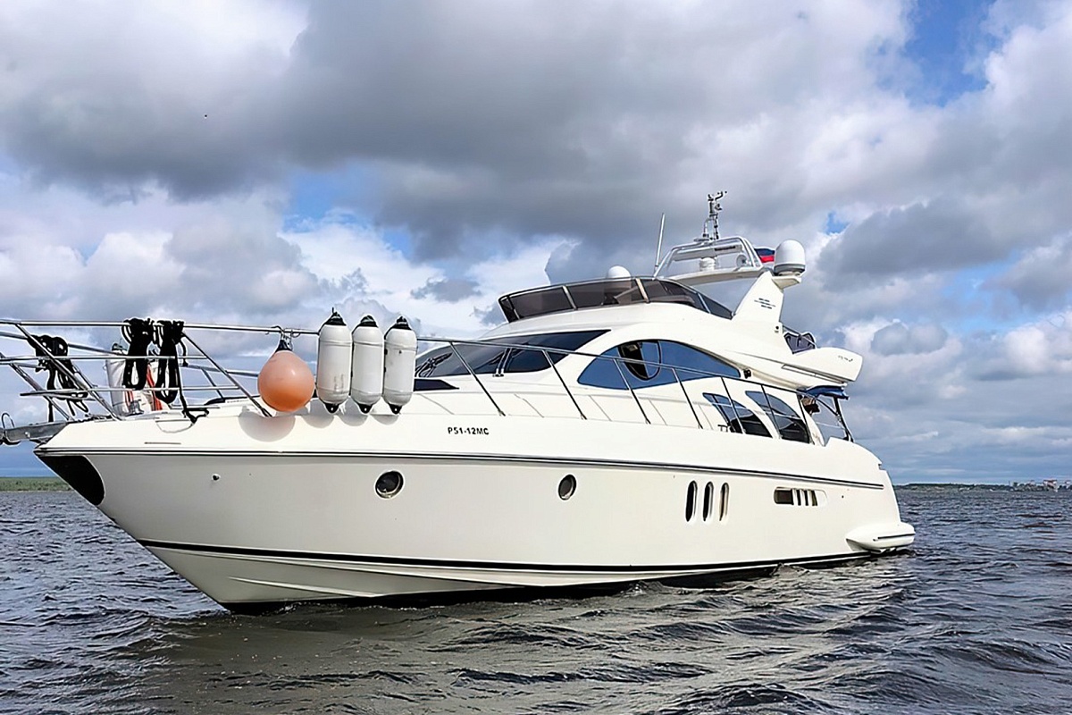 Аренда моторной яхты Azimut 55 в Москве